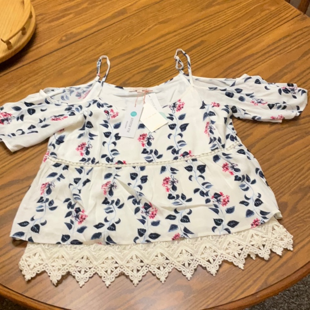 Women’s Size Small Stitch Fix Skies are Blue NWT Langlock Cold Shoulder Top!